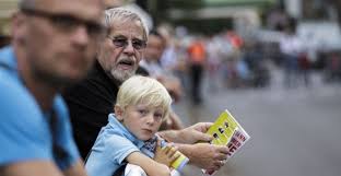 Fotos (3): André Duhme. Joseph Chateau will Enkel Moritz (8) bei der Tour de Neuss für den Radrennsport begeistern. Joseph Chateau will Enkel Moritz (8) bei ... - onlineImage