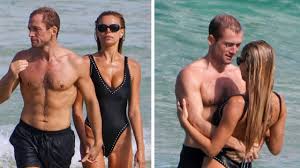 Hot new Hollywood couple show up at Bondi