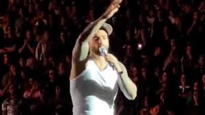 ¡Escándalo! Maluma Explota Contra Madre en Concierto: ¿Irresponsable? - Imagen ilustrativa del artículo