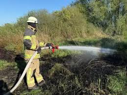 Feuerwehr Ihlow: Flächenbrand unweit der Autobahn A 31 schnell gelöscht