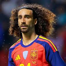 Lateral da Espanha leva pijama da esposa para a Copa: 'Ajudou na Euro'