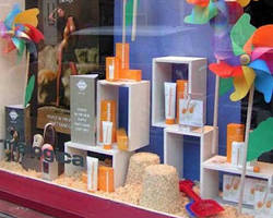 Imagen de Escaparate de farmacia con temática de playa