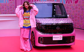 日産、ヒョウ柄ピンクの「ルークス」公開 仲里依紗さんプロデュースのコラボ車両が銀座に登場