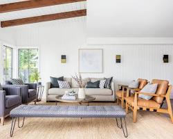 Image de modern living room with a symmetrical sofa arrangement and minimalist decor