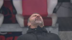 Pedri pide el cambio, se marcha cojeando del campo y la cara de Hansi Flick lo dice todo