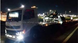 Mulher e criança morrem após carro ser arrastado por 50 metros