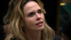 Fernanda Paes Leme em close-up, com expressão séria, em cena do BBB24.