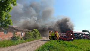 Impressionnant panache de fumée dans le ciel : 25 pompiers maîtrisent un incendie dans une exploitation agricole