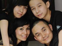 Kèm với bức ảnh gia đình, Xuân Hinh viết trên trang fanpage chính thức: &quot;Bé Bảo Linh và Xuân Quang là 2 tác phẩm lớn nhất đời tôi&quot;. - con-gai-xuan-hinh