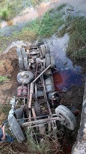 Caminhão cai de ponte após pneu estourar e motorista morre na MGC-267