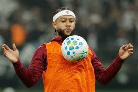 Memphis faz ajustes em acordo com Corinthians, vê negociação no limite e insiste em três anos