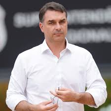 Privatizações, ferrovias e presídios: o que Flávio Bolsonaro já propôs em 8 áreas