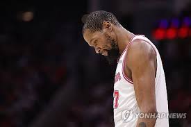 '무조건 내보내!' 어디에서도 환영받지 못하는 슈퍼스타... 듀란트의 처량한 황혼기