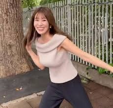 【 中川安奈 】 ダンス動画を公開 「みんながやってるこれ、可愛いからまねしたくて何回も練習したんだけどなんか違う...」「誰かコツを教えてください」