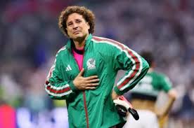 Guillermo Ochoa rompe en llanto y se retira del futbol