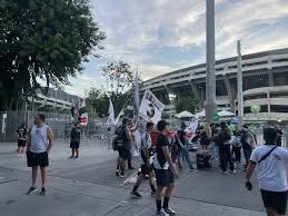 Veja fotos e vídeos da movimentação da torcida vascaína no entorno do Maracanã