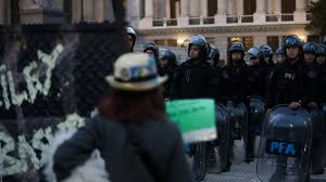 Argentina. Despliegue masivo de la Policía Federal por la protesta semanal de jubilados, a la que se sumaron reclamos contra la Ley de Glaciares y por Discapacidad
