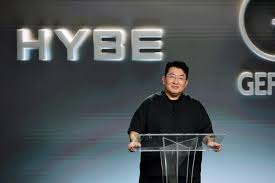Escândalo HYBE: Presidente volta à Coreia para enfrentar investigação! - Imagen principal del artículo