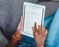 Image de person reading a document on a computer screen