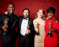Image of Emma Stone memegang piala Oscar