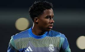 Chelsea não se interessa somente por Endrick e abre negociações pelo zagueiro Jacquet