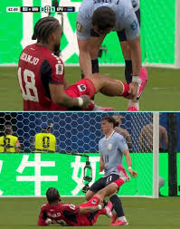 Jogador uruguaio ignora adversário lesionado.