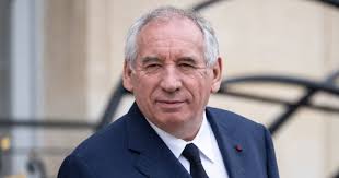 Bayrou YouTuber: Le Premier Ministre Explique le Budget 2026 en Podcast!