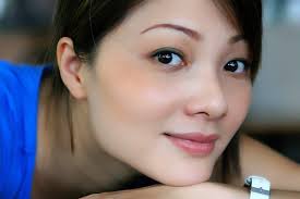 Hoa hậu Hoàng Thị Yến với gương mặt trang điểm nhẹ nhàng khi đi uống cà phê cùng bạn bè. - yen13