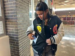 Estados buscan restringir el uso de teléfonos móviles en escuelas para reducir distracciones en aulas