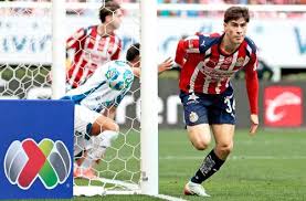 La Hormiga González anota un gol en el triunfo de Chivas sobre el Pachuca