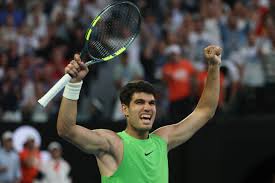 Sinner-Djokovic, la semifinale degli Australian Open in diretta | Si parte alle 11.10. Alcaraz soffre ma ne aspetta uno in finale