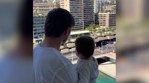 Max Verstappen kijkt met dochter naar historische GP van Monaco