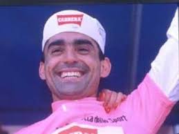 Na edição do Giro de 1989, o corredor português Acácio da Silva vestiu, por duas vezes, a maglia rosa. Um mês depois estaria novamente em destaque mas ao ... - 721852-8590706-317-238
