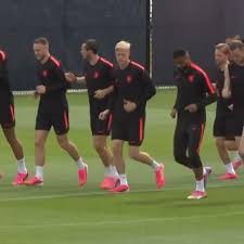 Nederlands elftal zet met voltallige selectie puntjes op de i in laatste training voor Japan