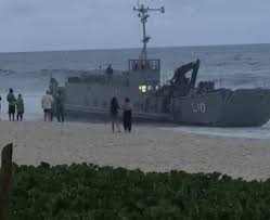 Embarcação da Marinha chama a atenção de banhistas ao se aproximar da Praia da Macumba; vídeo