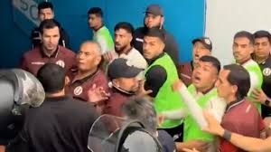 Javier Rabanal y otros tres jugadores protagonizaron un conflicto con hinchas de Sporting Cristal tras el empate con Universitario