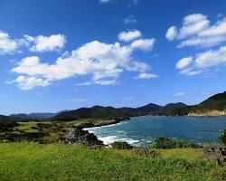 長崎県 鷹ノ巣展望台から望むリアス式海岸と青い海の画像