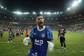 Thiago Coelho dá volta por cima e se firma como goleiro titular do Santa Cruz