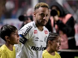 Neymar é tietado após empate do Santos na Argentina e dá chuteira para jogador do San Lorenzo