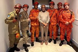 Gilberto Gil fica preso em elevador e é salvo por bombeiros - 04/08/2026 - Celebridades