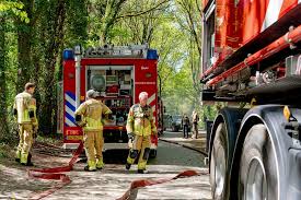 [VIDEO] Brand in bosgebied Kalbergseweg Oosterhout, brandweer schaalt op naar middelbrand