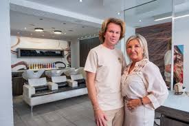 De inspecteurs van Volksgezondheid konden er níét om lachen: ‘eighties-kapsalon’ krijgt proces-verbaal voor filmpje waarin gerookt wordt