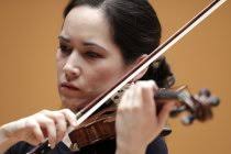 Deutsche Violinistin Viviane Hagner begleitet die Staatskapelle Weimar unter ...