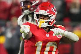 Should You Start Kansas City Chiefs RBs Kareem Hunt or Isiah Pacheco in Fantasy Football Week 14?