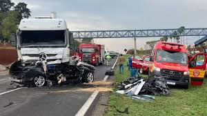 Vídeo: motorista morre após carro colidir com caminhão em São Paulo