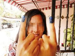 Ina menunjukkan kedua-dua jari telunjuknya dicalit dakwat kekal kerana kecuaian petugas SPR, di Pusat Mengundi di Sekolah Rendah Kebangsaan Sultan Abdul ... - image