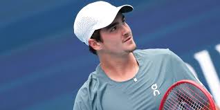 « Joao Fonseca est loin d’être sec, mais il n’est pas gros. Stan Wawrinka a passé toute sa carrière à rece­voir ce type de commen­taires », dénonce José Moron