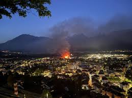 Incendie et fort dégagement de fumée à Monthey: la population appelée à fermer les fenêtres