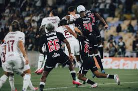 Num gramado castigado, Vasco e Fluminense se igualam num confronto de aparências