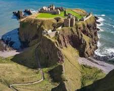 Image of Dunnottar Castle during the siege of 1296